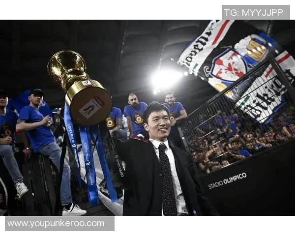 荣耀时刻足球巨星捧杯绽放笑容见证巅峰荣誉与辉煌时光